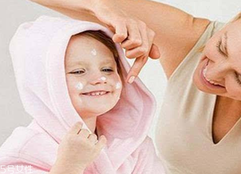 嬰兒乳液和寶寶潤膚霜哪個好？嬰兒乳液和寶寶潤膚霜區(qū)別