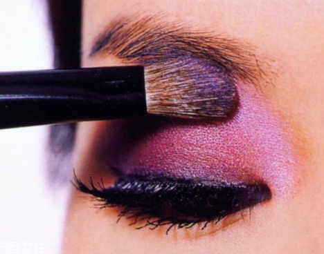 眼影是用什么做的？眼影是什么成分？