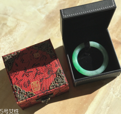 手鐲什么顏色好看？手鐲買哪種顏色好？