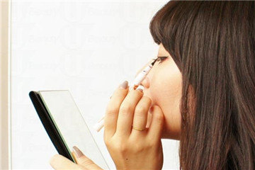 新手怎么畫(huà)眼線技巧圖解 5步驟畫(huà)出精靈眼線 新手怎么畫(huà)眼線技巧圖解 5步驟畫(huà)出精靈眼線