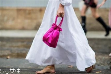 今年流行什么水桶包？水桶包流行什么款式？