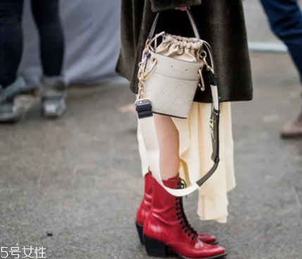 今年流行什么水桶包？水桶包流行什么款式？