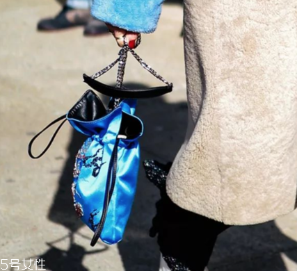 今年流行什么水桶包？水桶包流行什么款式？