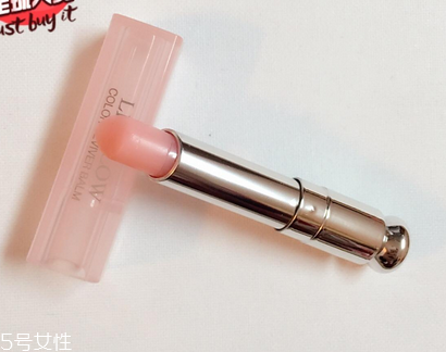 唇膏用完里邊怎么打開？唇膏剩一截怎么挖出來？