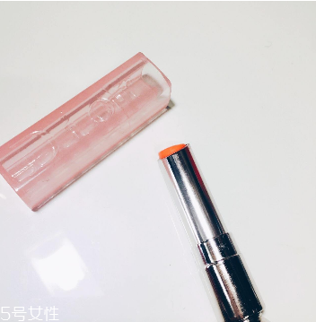 唇膏用完里邊怎么打開？唇膏剩一截怎么挖出來？