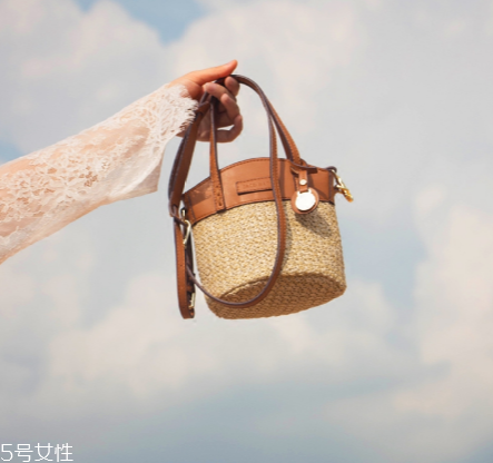 女生夏天背什么包？女生夏季包包搭配圖片