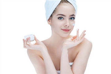 夏天適合用面霜嗎 夏天用面霜還是乳液好 夏天適合用面霜嗎 夏天用面霜還是乳液好