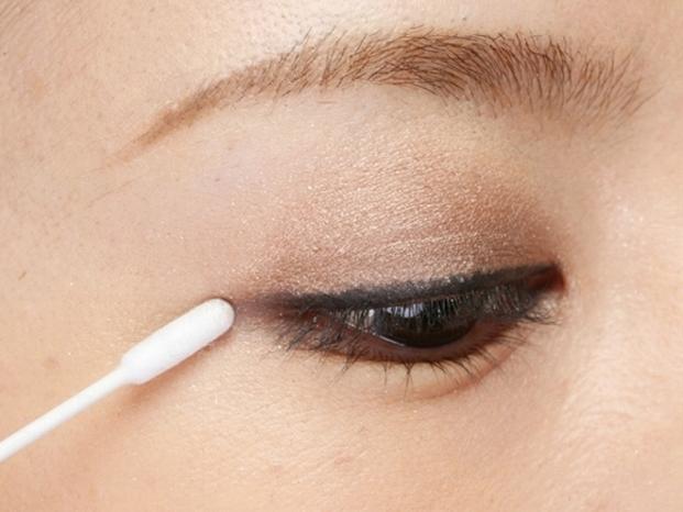 新手怎么畫(huà)眼線技巧圖解 5步驟畫(huà)出精靈眼線 新手怎么畫(huà)眼線技巧圖解 5步驟畫(huà)出精靈眼線