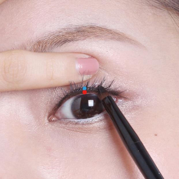 新手怎么畫(huà)眼線技巧圖解 5步驟畫(huà)出精靈眼線 新手怎么畫(huà)眼線技巧圖解 5步驟畫(huà)出精靈眼線