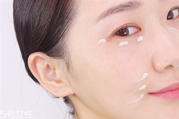 眼霜和眼部精華哪個(gè)好 眼霜和眼部精華的區(qū)別 眼霜和眼部精華哪個(gè)好 眼霜和眼部精華的區(qū)別