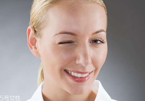 使用眼霜注意什么區(qū)別 使用眼霜的誤區(qū) 使用眼霜注意什么區(qū)別 使用眼霜的誤區(qū)