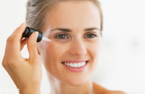 使用眼霜注意什么區(qū)別 使用眼霜的誤區(qū) 使用眼霜注意什么區(qū)別 使用眼霜的誤區(qū)