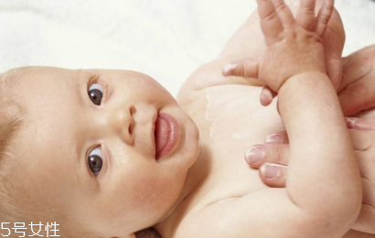 濕疹可以涂防曬霜嗎 濕疹涂防曬霜好嗎 濕疹可以涂防曬霜嗎 濕疹涂防曬霜好嗎