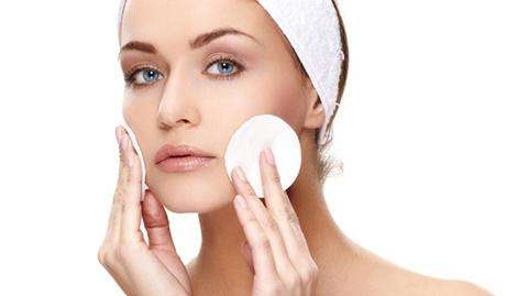 化妝水能涂眼部嗎？眼部可以涂化妝水嗎？