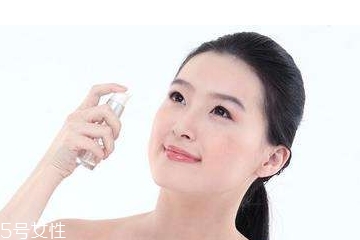 化妝水為什么要拍？化妝水是拍還是抹？