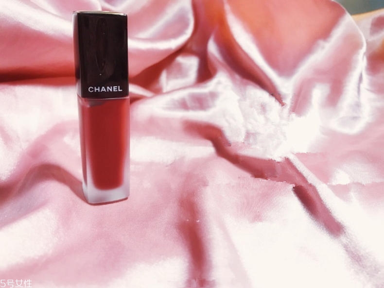 香奈兒印記唇釉哪個(gè)色號最火 香奈兒印記唇釉最經(jīng)典色 香奈兒印記唇釉哪個(gè)色號最火 香奈兒印記唇釉最經(jīng)典色