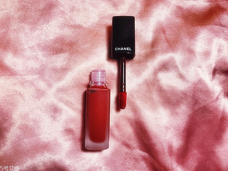 香奈兒印記唇釉哪個(gè)色號最火 香奈兒印記唇釉最經(jīng)典色 香奈兒印記唇釉哪個(gè)色號最火 香奈兒印記唇釉最經(jīng)典色