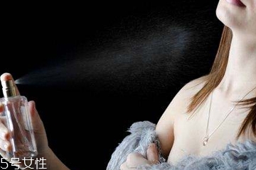 衣服上的香水味怎么去除 衣服上的香水味快速去除法 衣服上的香水味怎么去除 衣服上的香水味快速去除法