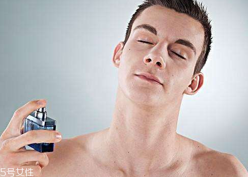 衣服上的香水味怎么去除 衣服上的香水味快速去除法 衣服上的香水味怎么去除 衣服上的香水味快速去除法