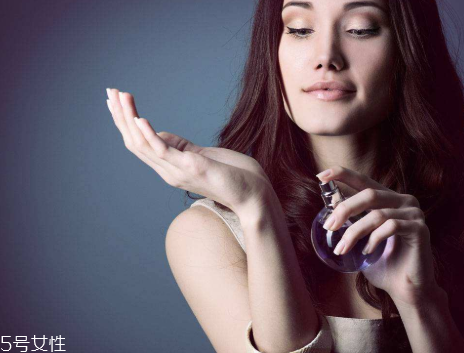 衣服上的香水味怎么去除 衣服上的香水味快速去除法 衣服上的香水味怎么去除 衣服上的香水味快速去除法