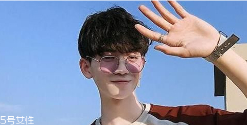 男生什么發(fā)型顯臉小 男生顯臉小的發(fā)型 男生什么發(fā)型顯臉小 男生顯臉小的發(fā)型