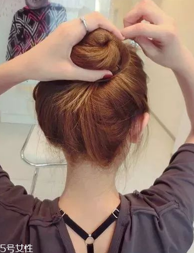 圓臉丸子頭怎么扎好看 圓臉怎么扎丸子頭 圓臉丸子頭怎么扎好看 圓臉怎么扎丸子頭