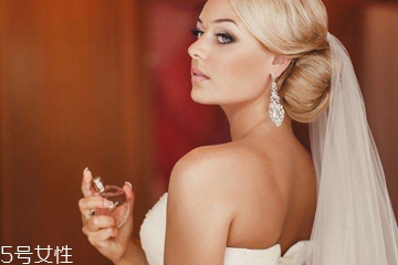 戴首飾能噴香水嗎？戴首飾噴香水注意什么