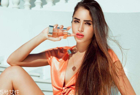 戴首飾能噴香水嗎？戴首飾噴香水注意什么