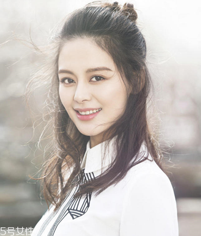 額頭高的女生適合什么發(fā)型 高額頭女生適合發(fā)型 額頭高的女生適合什么發(fā)型 高額頭女生適合發(fā)型