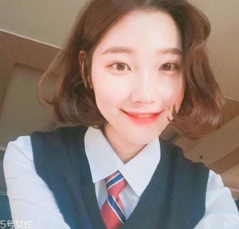 額頭高的女生適合什么發(fā)型 高額頭女生適合發(fā)型 額頭高的女生適合什么發(fā)型 高額頭女生適合發(fā)型