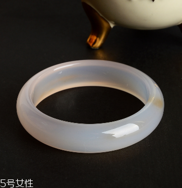 玉髓手鐲戴哪只手？玉髓手鐲戴左手還是右手？