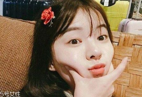 齊劉海怎么變空氣劉海 齊劉海變空氣劉海圖解 齊劉海怎么變空氣劉海 齊劉海變空氣劉海圖解