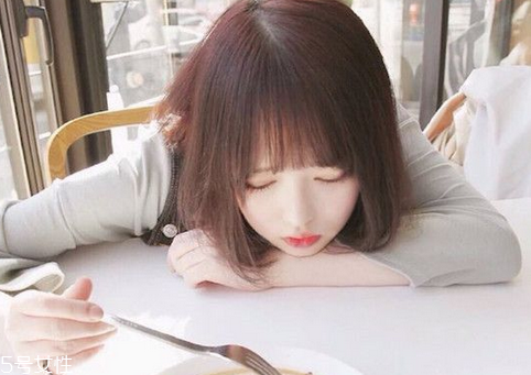 齊劉海怎么變空氣劉海 齊劉海變空氣劉海圖解 齊劉海怎么變空氣劉海 齊劉海變空氣劉海圖解