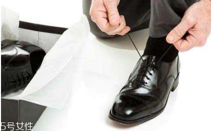 新鞋子擠腳怎么辦 鞋子小了擠腳怎么辦 新鞋子擠腳怎么辦 鞋子小了擠腳怎么辦