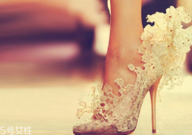 新鞋子擠腳怎么辦 鞋子小了擠腳怎么辦 新鞋子擠腳怎么辦 鞋子小了擠腳怎么辦