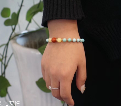 綠松石可以用自來(lái)水泡嗎？綠松石手串能泡自來(lái)水嗎？