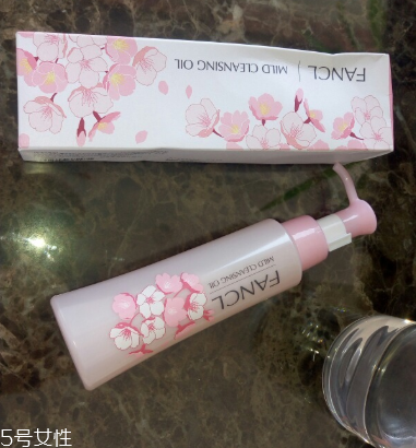 芳珂卸妝油和高絲卸妝油哪個(gè)好 芳珂和高絲卸妝油比較 芳珂卸妝油和高絲卸妝油哪個(gè)好 芳珂和高絲卸妝油比較