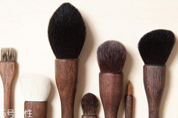 化妝刷能用洗潔精洗嗎？洗潔精清洗化妝刷的方法