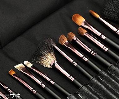 化妝刷能用洗潔精洗嗎？洗潔精清洗化妝刷的方法