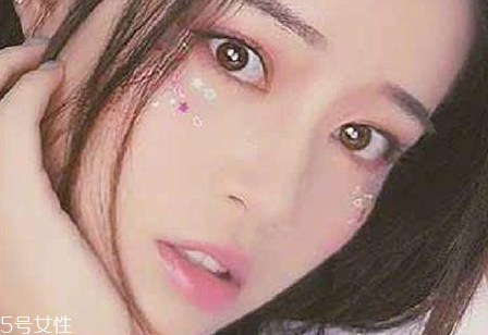 萬(wàn)圣節(jié)喪尸眼妝怎么畫(huà)？萬(wàn)圣節(jié)喪尸眼妝教程