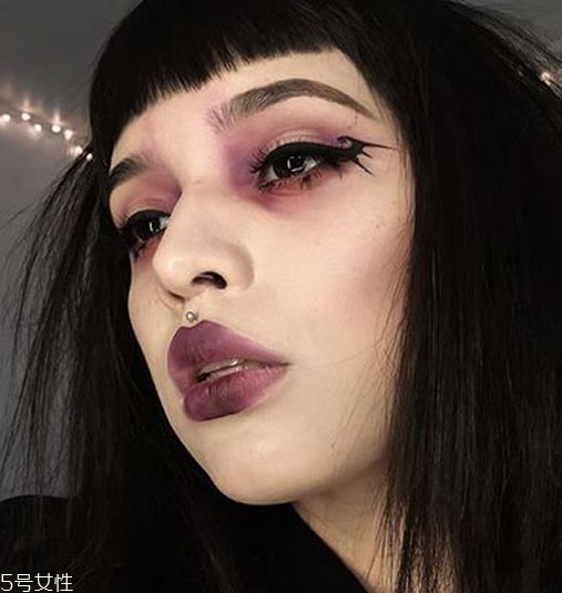 萬圣節(jié)蝙蝠眼妝怎么畫？超簡(jiǎn)單的蝙蝠眼妝畫法