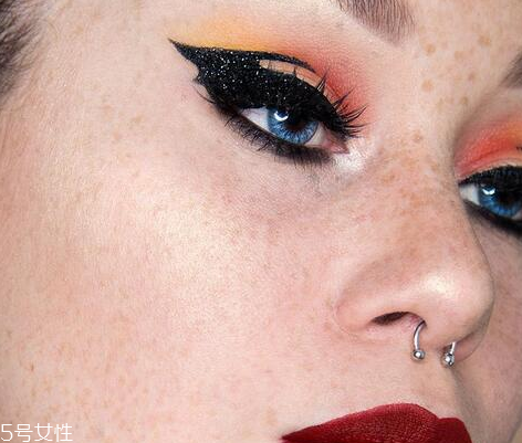 萬圣節(jié)蝙蝠眼妝怎么畫？超簡(jiǎn)單的蝙蝠眼妝畫法