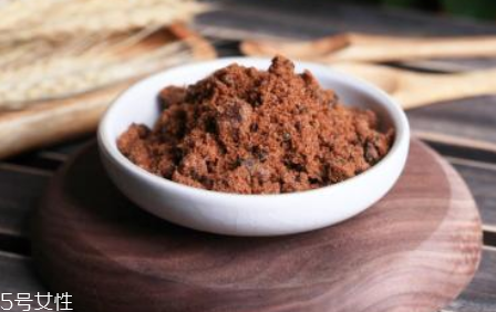 紅糖面膜用什么水稀釋?zhuān)考t糖面膜用熱水還是冷水泡？