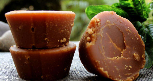 紅糖面膜用什么水稀釋?zhuān)考t糖面膜用熱水還是冷水泡？