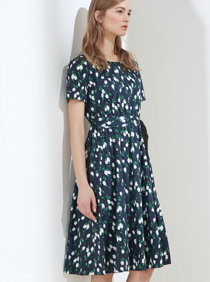 夏天穿碎花衣服好看嗎？碎花衣服搭配圖片