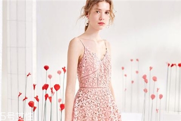 吊帶長(zhǎng)裙怎么搭配？吊帶長(zhǎng)裙搭配法則