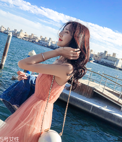 吊帶長(zhǎng)裙怎么搭配？吊帶長(zhǎng)裙搭配法則