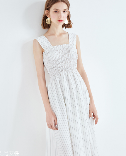 吊帶長(zhǎng)裙怎么搭配？吊帶長(zhǎng)裙搭配法則