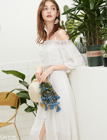 吊帶長(zhǎng)裙怎么搭配？吊帶長(zhǎng)裙搭配法則