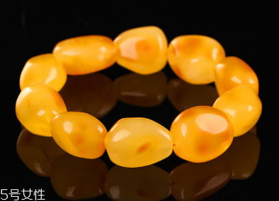 蜜蠟手串可以沾水嗎？蜜蠟手串能碰水嗎？